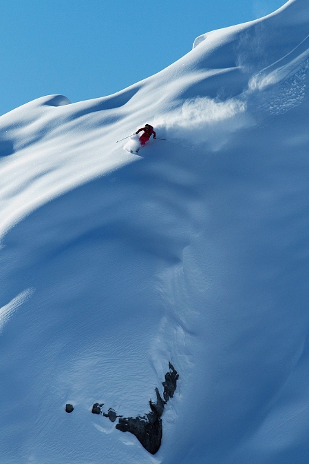 skifahrerin im tiefschneehang